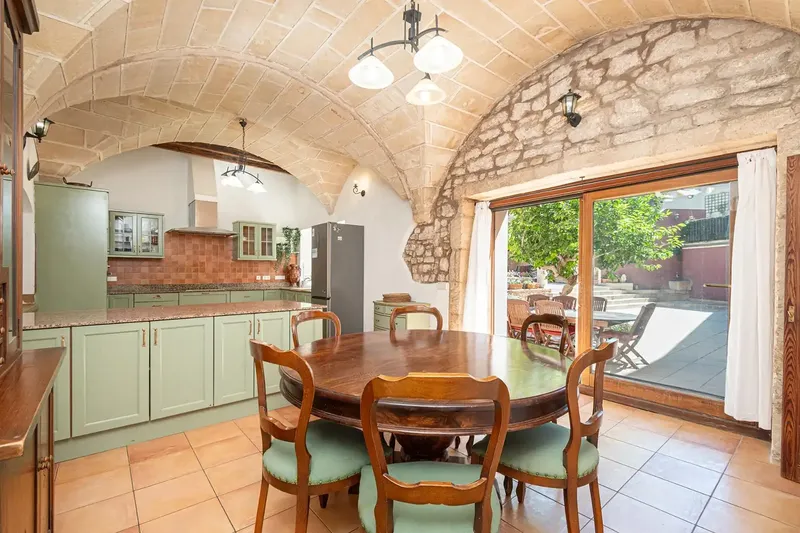 A unique 996 m2 property that brings together the essence of traditional Mallorcan architecture, spacious areas, privacy and an exceptional — photo 9