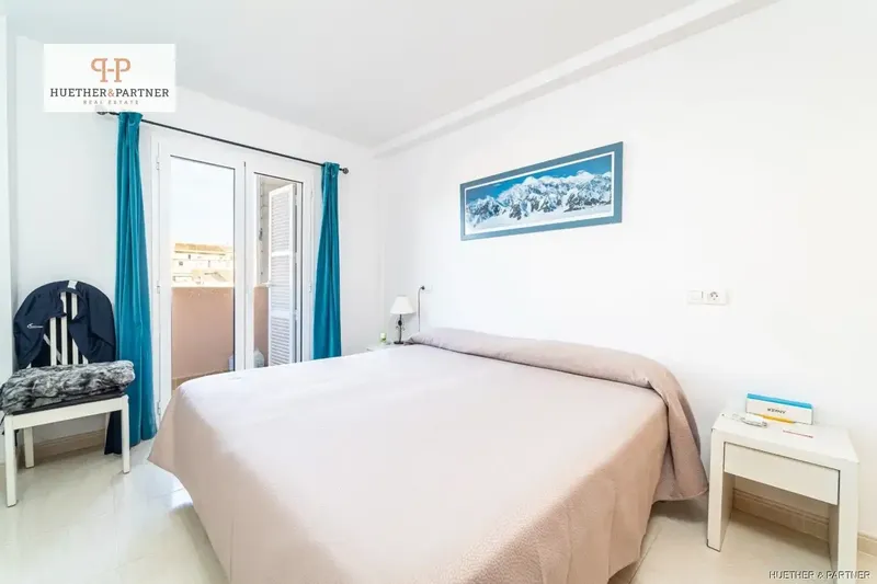 This modernized apartment impresses with its bright and cozy atmosphere. The spacious living room is equipped with a double-leaf balcony door — photo 9