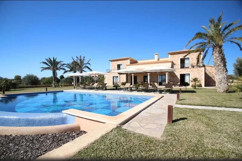 Mediterranean luxury finca with 100 m² resort-style pool, sea views and complete privacy near Porto Colom — photo 1