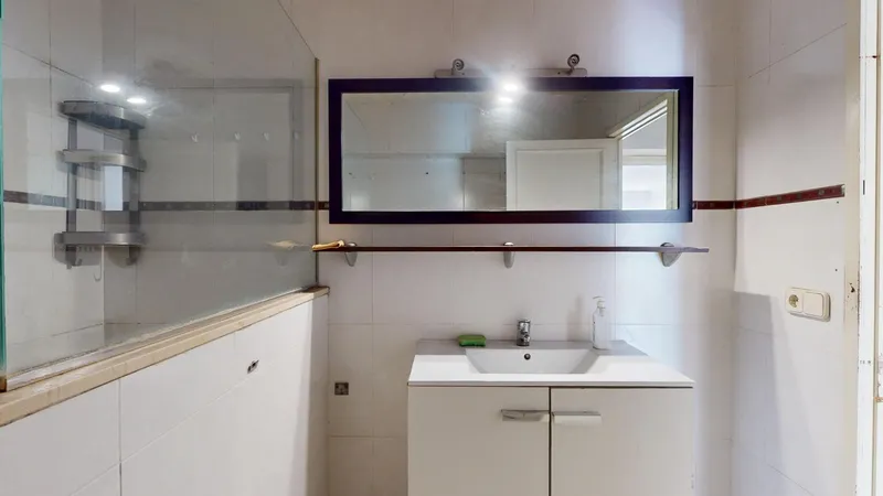 Three-bedroom apartment with large balcony just 100 meters from the beach — photo 7