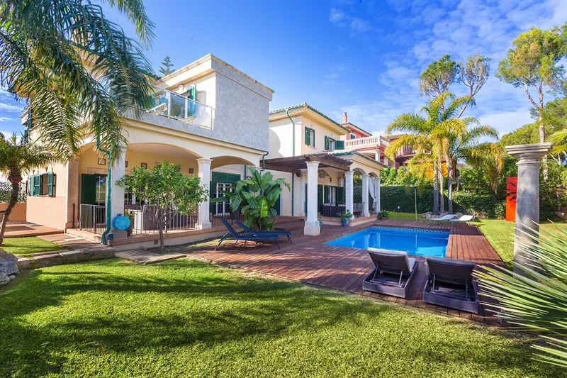 Spacious Mediterranean villa in a quiet residential area near the beach — photo 1