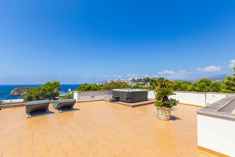 Elegant villa with sea views and spacious outdoor area — photo 3
