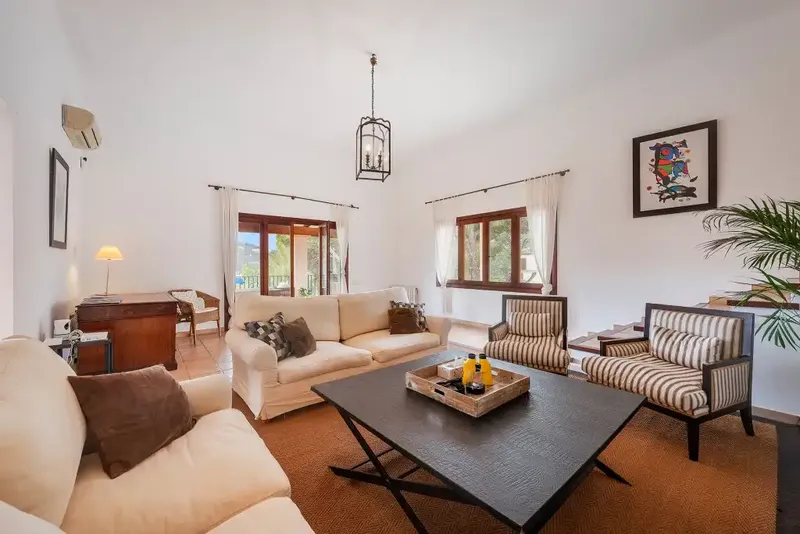 This incredible villa enjoys a privileged location on an elevated and generous plot of around 6,411 m2, it is a pleasant — photo 6