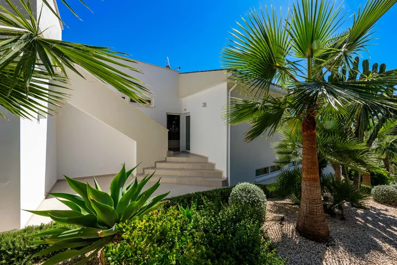 Modern villa with separate guest area in a quiet location — photo 5
