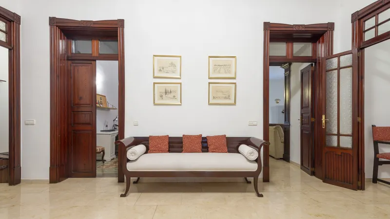 Investment! Beletage in Palma with large conservatory & lots of potential — photo 1