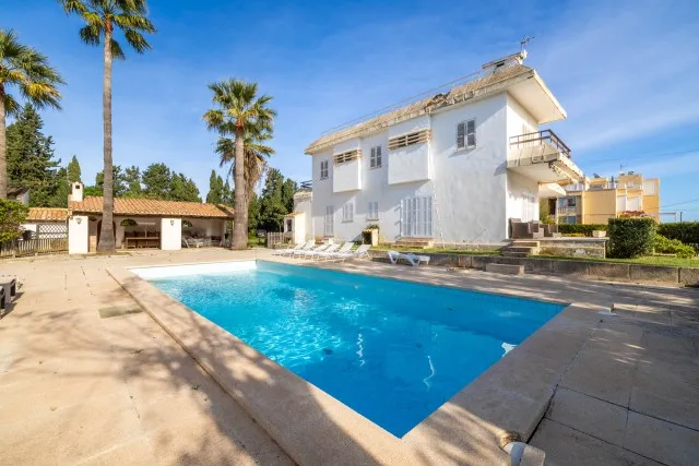 Semi-detached villa with community pool for sale in Puerto Pollensa, Mallorca — photo 1