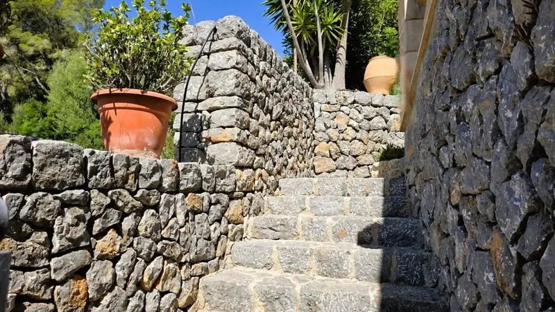 In a sunny and quiet environment in Port de Sóller, we present this magnificent house with garden, private pool and holiday rental license — photo 4