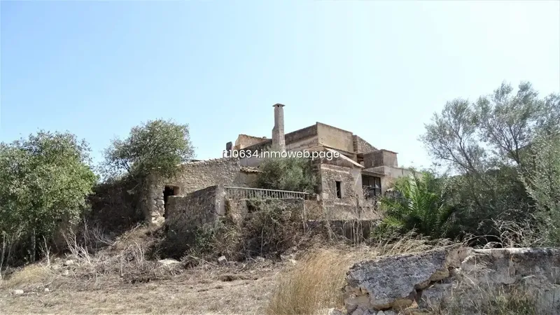 Large rustic finca with history in the heart of Pla de Mallorca. This traditional possessió is surrounded by extensive arable land — photo 4