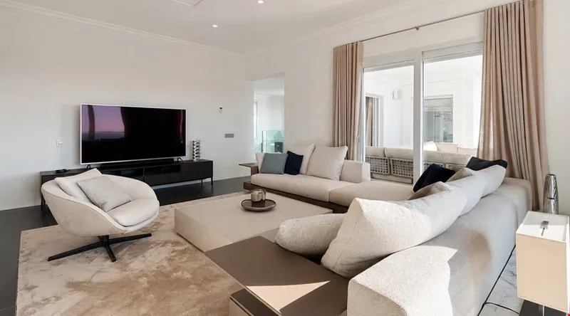 Contemporary five-bedroom villa for sale with panoramic sea views in Bendinat — photo 3
