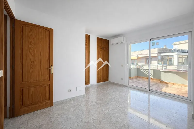 Long-term rental. Duplex penthouse with 2 terraces with partial sea and cathedral views — photo 2