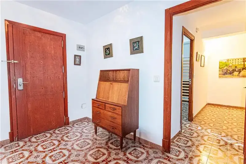 Piso junto a Paseo Mallorca. Amplio y luminoso piso de 130m2 aprox., cuenta con un gran salón-comedor con acceso directo a una terraza, la c — photo 4