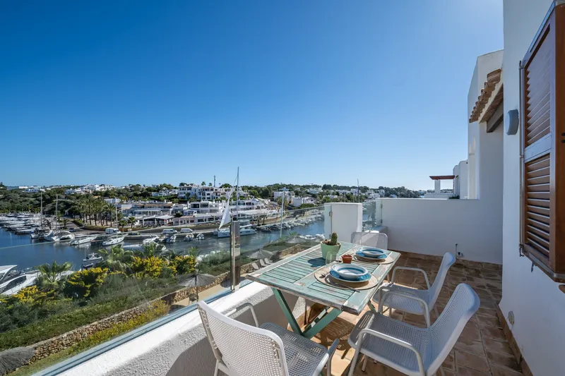 Attractive top-floor apartment with direct harbour views in Cala d'Or — photo 1