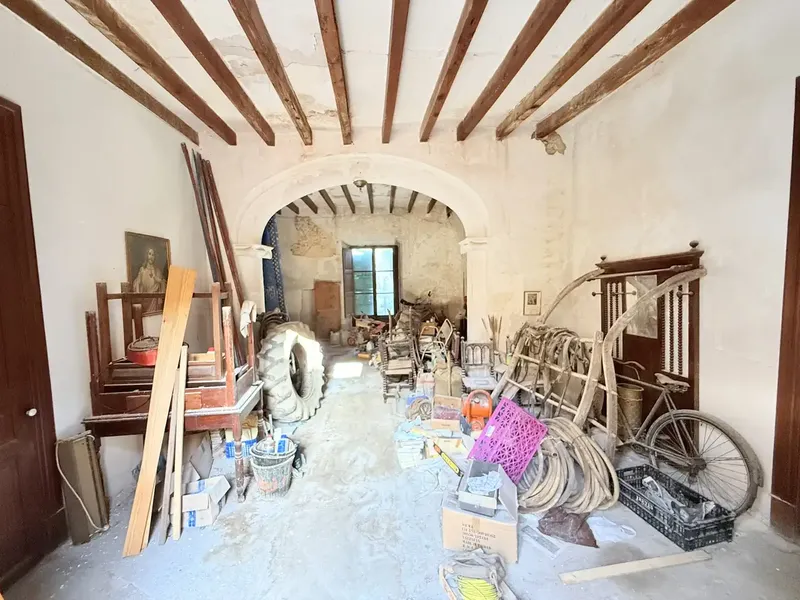 Discover the charm of this majestic manor house with endless possibilities! — photo 1