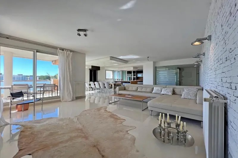 This light-flooded penthouse in a quiet, well-maintained residence in Sol de Mallorca combines luxurious living with Mediterranean charm. — photo 2