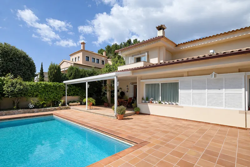 Spacious villa in Cas Català with partial sea views, an excellent location, and great potential — photo 2