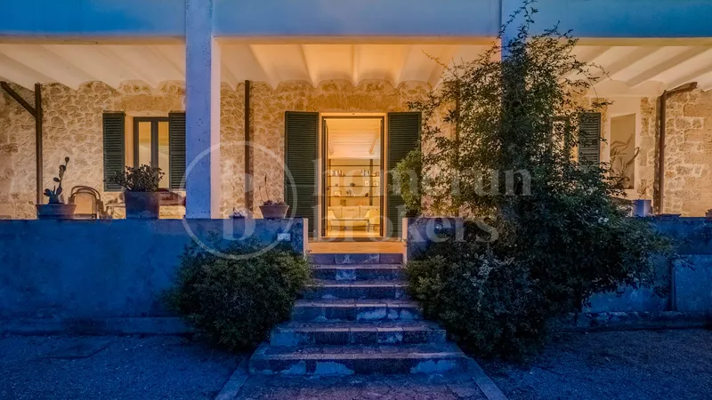 Refined Garden Oasis in Establiments — photo 6