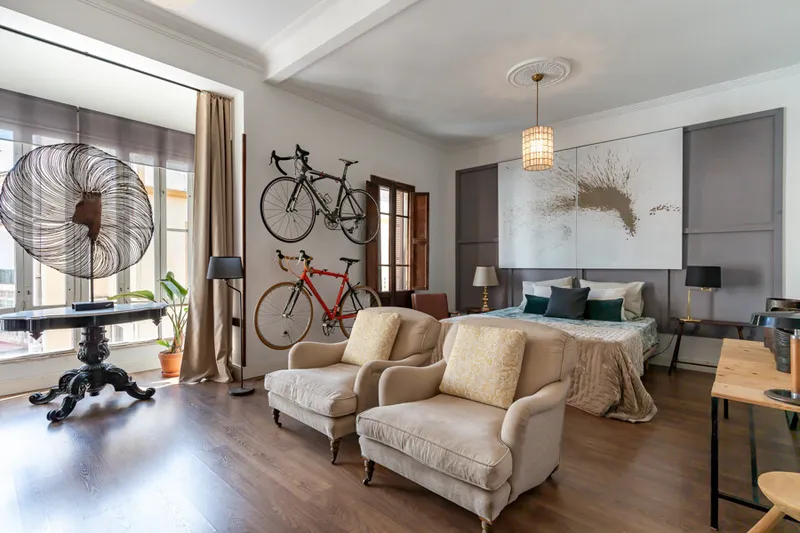 Historic Two-bedroom Apartment with Big Balcony in Lively Arxiduc Neighbourhood — photo 1