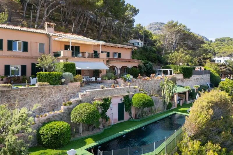 Exclusive investment opportunity in Cala Sant Vicenç: first line of sea with exceptional appreciation potential — photo 6