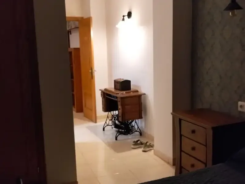 120 m² flat with 2 double bedrooms and 1 single, en-suite bathroom and another full bathroom, living-dining room, furnished kitchen with appliances — photo 3