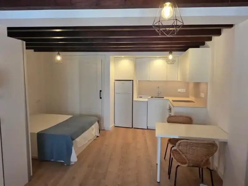 Renovated studio with balcony and exposed beams in Palma's old town — photo 2