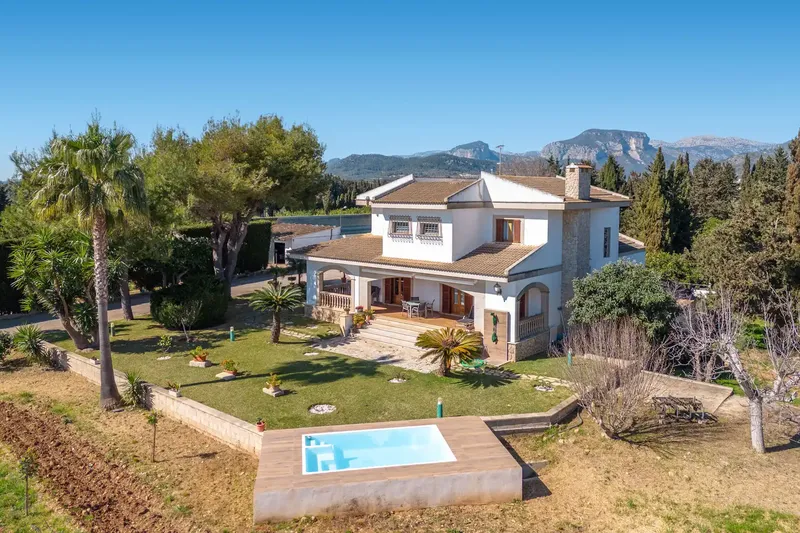 This exceptionally prestigious estate combines the charm of a Mediterranean country house with elegant, timeless furniture and a well-maintained condition — photo 4