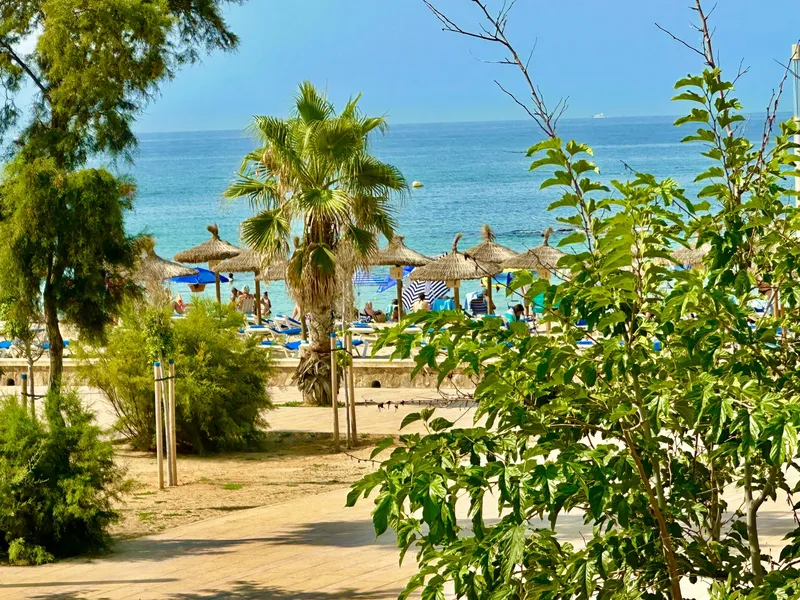 Well-maintained villa in a top location on first line of the beach promenade just at the gates of Palma — photo 2
