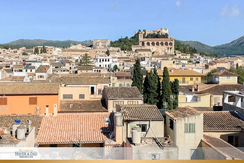 In a highly sought-after location in Artà, this historic house offers an attractive opportunity for investors looking for a project — photo 1