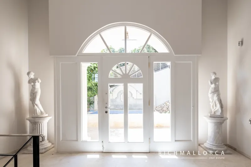 South-facing villa with pool and sea view — photo 4