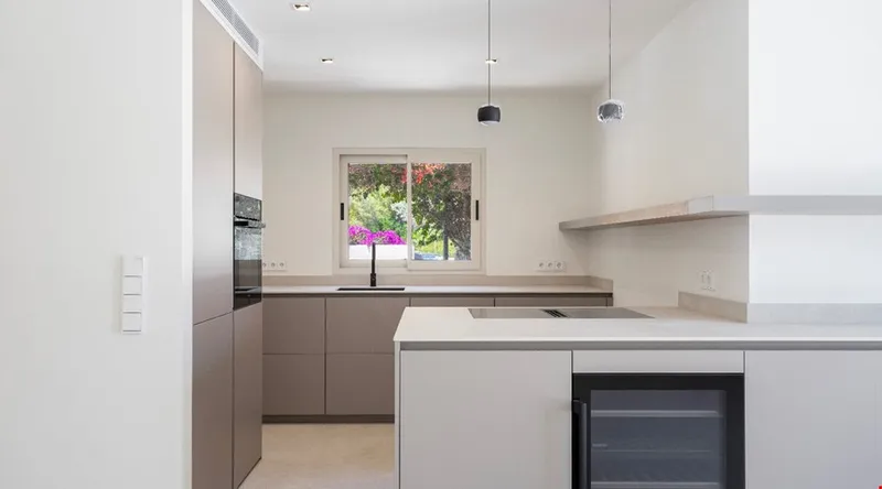 Stylish contemporary villa with private pool and golf course views in Santa Ponsa — photo 6