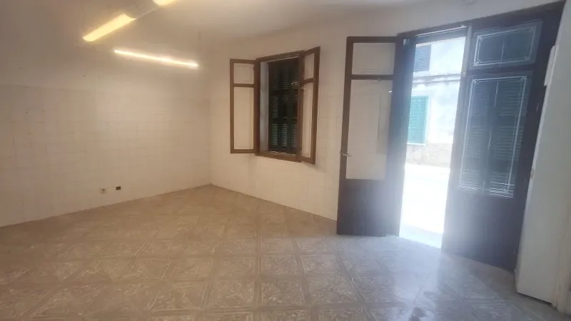 Ground-floor shop in a central location of S Horta — photo 4