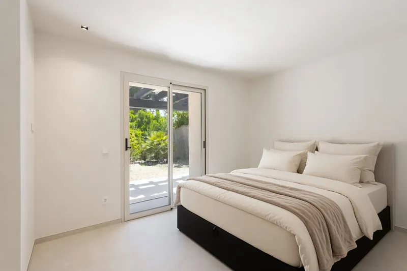 Sunny villa in exclusive residence in a quiet residential area — photo 12