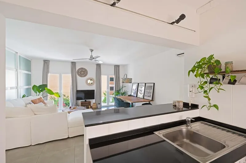 Stunning Harbour Penthouse: A Unique Opportunity for Expansion & Investment — photo 11