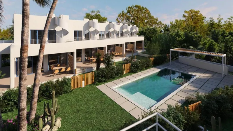 Newly built townhouses in Puerto Alcudia with communal pool — photo 1