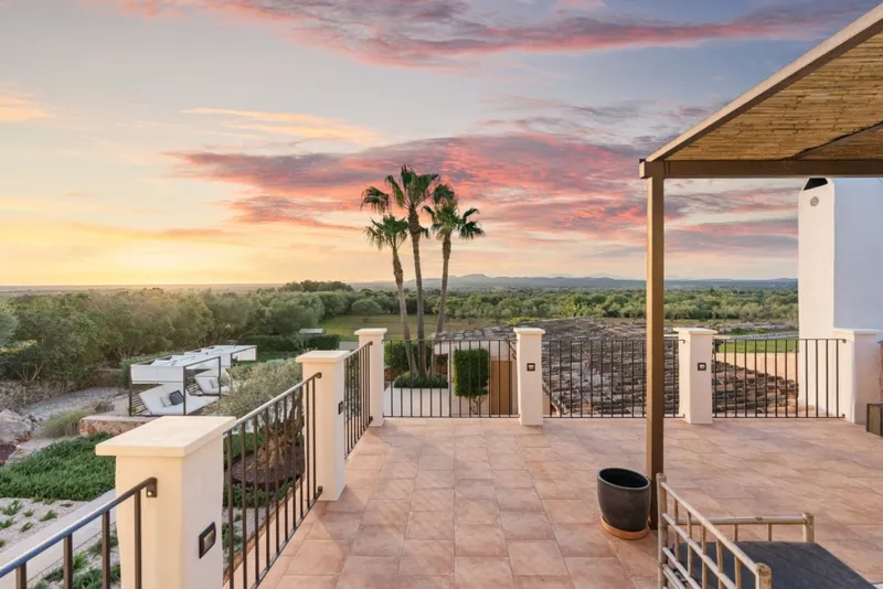 Unique retreat with 2 guest houses and panoramic views — photo 12
