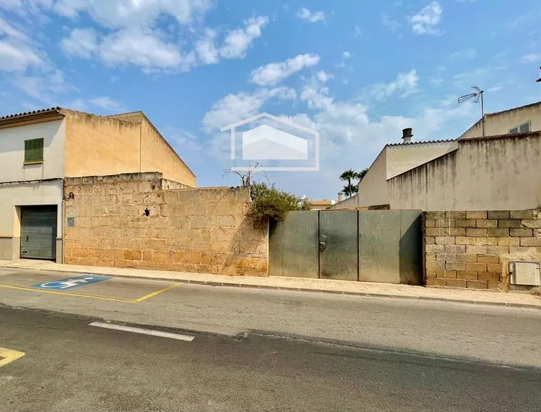 Urban plot for sale of 688 m² in Ses Salines — photo 1