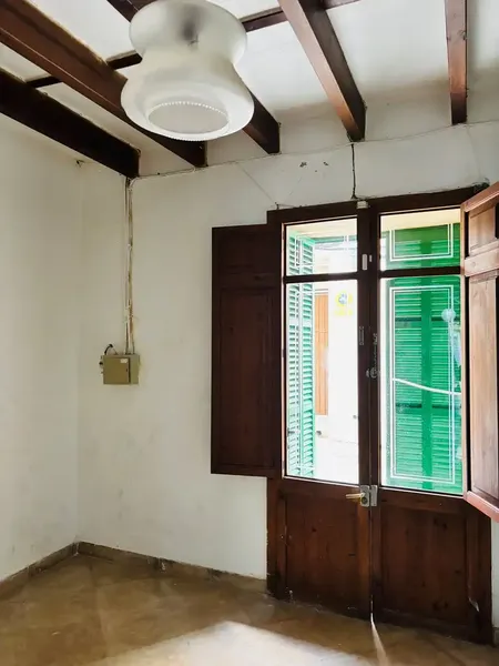 Discover this spacious townhouse of 258 m², distributed over three levels and located in a quiet residential area just minutes from — photo 8