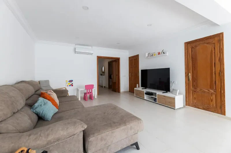 Si buscas una vivienda amplia, luminosa y cerca del mar, esta propiedad en El Arenal puede ser una excelente oportunidad. — photo 2
