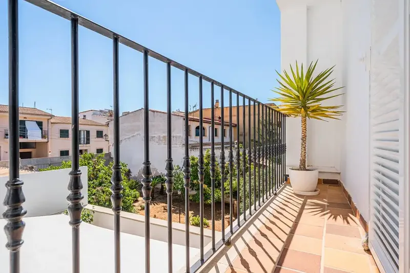 Located in the charming village of Consell, this magnificent townhouse offers spacious interiors, modern amenities and spectacular — photo 10