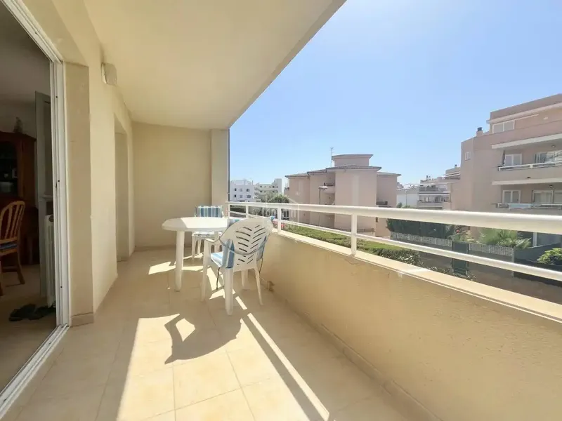 Impecable y soleado apartamento en primera planta, situado muy cerca de la playa de Cala Bona, del bonito puerto pesquero de la zona, así co — photo 2