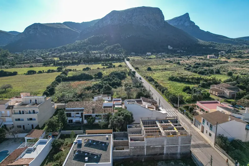 This modern terraced house is located in the quiet residential area of Colònia de Sant Pere and offers plenty of space for your family — photo 2
