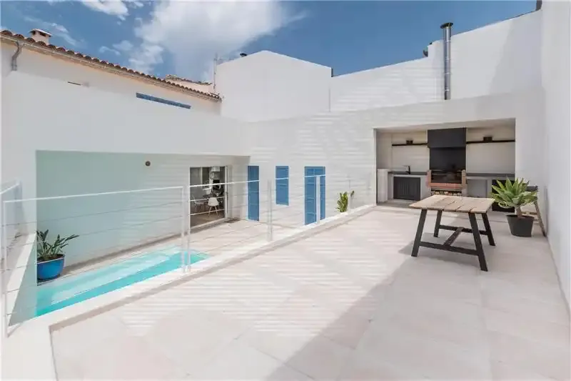 High-quality house on a plot of approx. 400 m², approx. 300 m² built, large living-dining room with fireplace, open fitted kitchen — photo 1