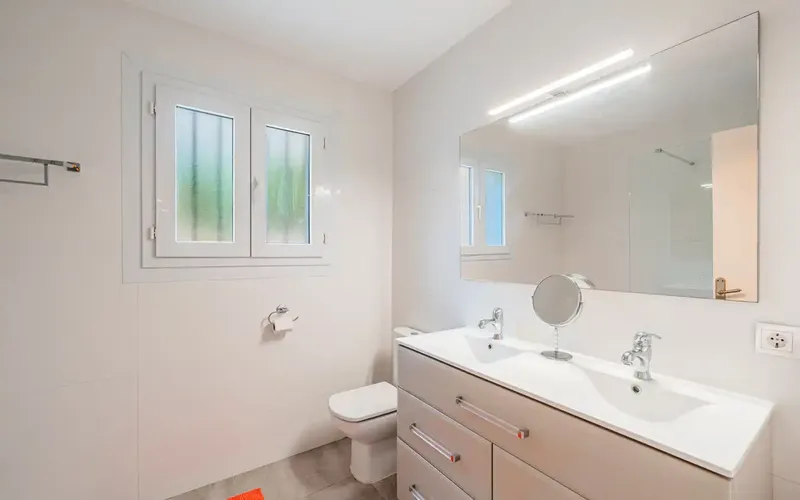 Charming chalet with pool in Santa Ponsa, just steps from the beautiful sandy beach. The 560-meter Santa Ponsa Beach — photo 12