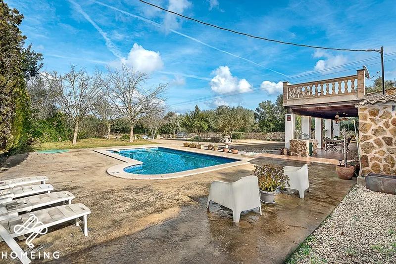 Beautiful rustic estate with 3-bedroom house, pool and large storage room — photo 4