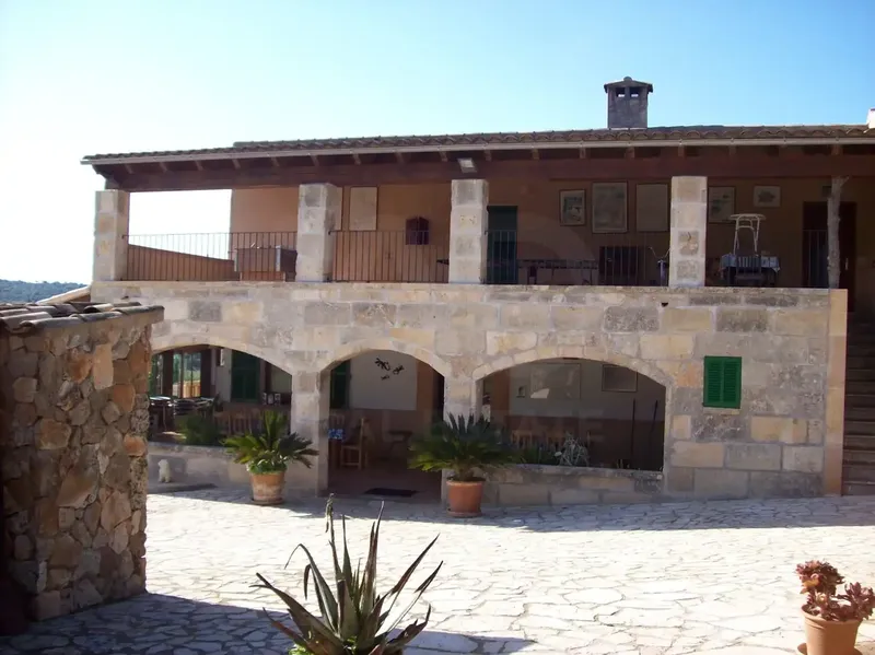 Unique opportunity in Manacor! Renovated hostel with 10 bedrooms, 8 bathrooms, garden, heated pool, tennis court and more — photo 2