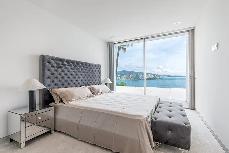 Exceptional seafront luxury property with direct sea access — photo 11