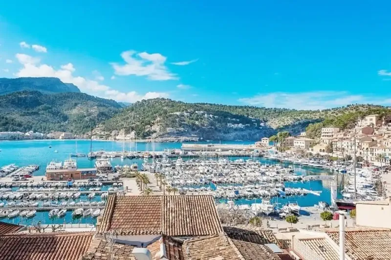 Recently renovated four-storey building in Puerto de Soller — photo 1