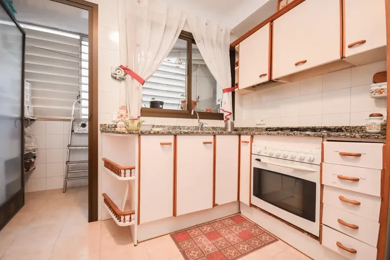 Practical and comfortable flat in a building with lift in the Bons Aires area, perfect if you like living and walking the city. Located in — photo 11