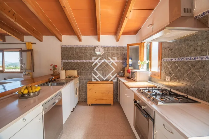 Charming five bedroom village house for sale with stunning views in Pollensa, Mallorca — photo 4