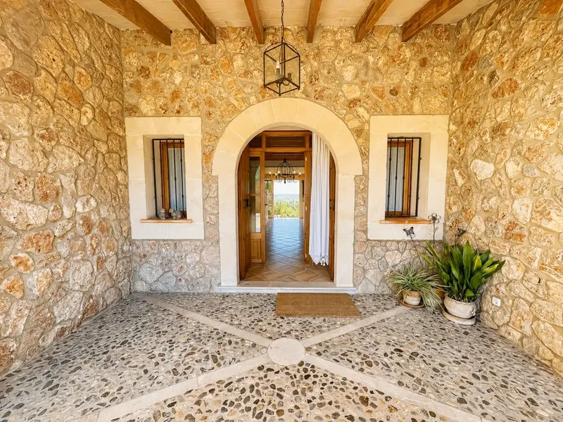 Large Mediterranean finca-style villa in Santa Eugènia, available for long-term rental from 15/08/2026, located in a residential area — photo 5