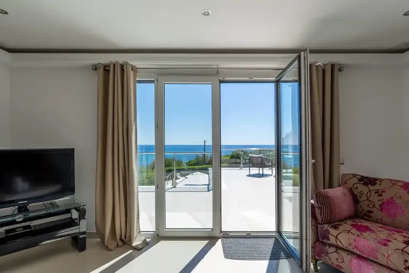 Located in a coveted frontline sea position in Cala Ratjada, this exceptional villa enjoys stunning panoramic views — photo 9